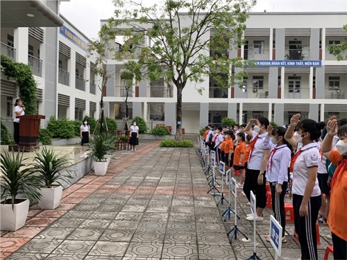 Liên đội tiểu học Kiêu Kỵ tổ chức Lễ chào cờ đầu tuần tới các em học sinh